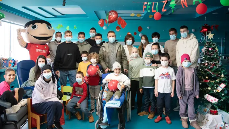 Jugadores de las plantillas de Osasuna junto a los ni&ntilde;os y ni&ntilde;as que permanecen ingresados en el Hospital Universitario de Navarra. GOBIERNO DE NAVARRA