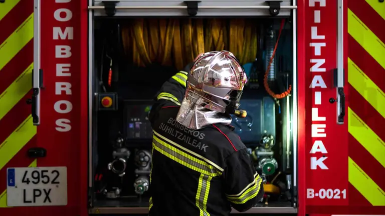 Un bombero recogiendo el material tras sofocar uno de los incendios. BOMBEROS DE NAVARRA