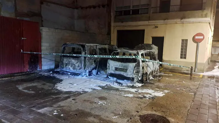 El coche y la furgoneta han quedado completamente calcinados. GUARDIA CIVIL