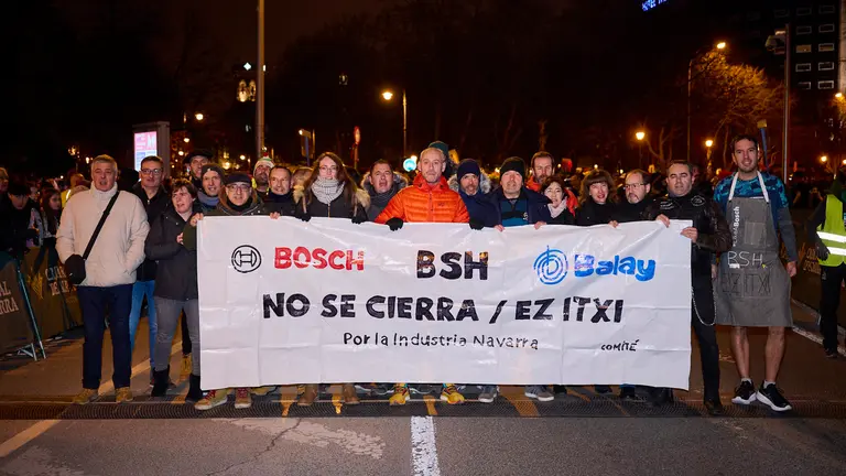 Miles de personas corren la San Silvestre 2024 en Pamplona. PABLO LASAOSA