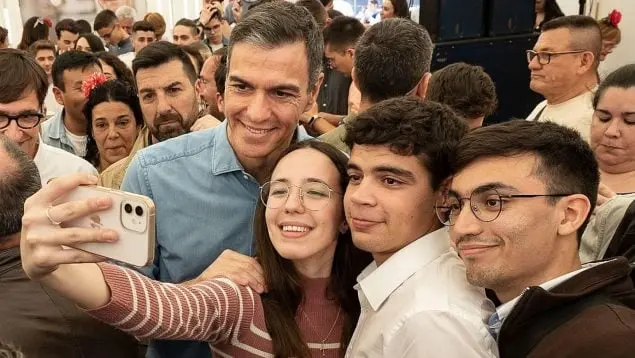 Pedro S&aacute;nchez con j&oacute;venes. CEDIDA