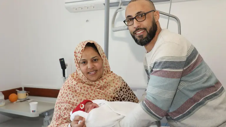 Abidin, primer niño de 2025 en la sanidad pública navarra, ha nacido a las 02:32 horas en el Hospital Universitario de Navarra, en Pamplona, junto a sus padres Limam Bati Abidin y Haiat Bon Adda.