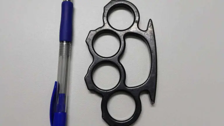 Imagen del pu&ntilde;o americano intervenido en Dantxarinea junto a un bol&iacute;grafo que sirve para dar cuenta del tama&ntilde;o del objeto contundente. GUARDIA CIVIL