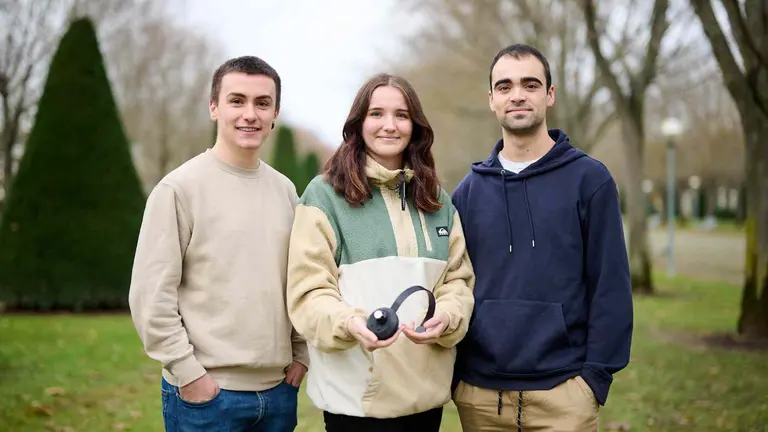 Xabier Pabolleta, Jone Rivas y Aitor P&eacute;rez posan con los auriculares que han dise&ntilde;ado. UPNA