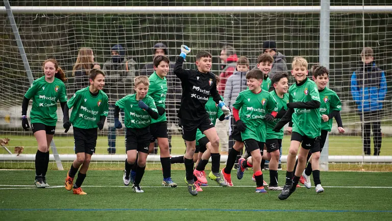 Los jugadores de Virgen del Soto celebran su clasificaci&oacute;n ante Auzala en los penaltis en los cuartos de final del XLII Torneo Intersecolar de Osasuna 24-25. PABLO LASAOSA