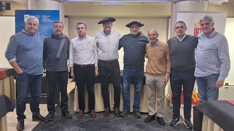 Ganadores del torneo con Rafael Teijeira y Juanjo Unzu&eacute;. CEDIDA