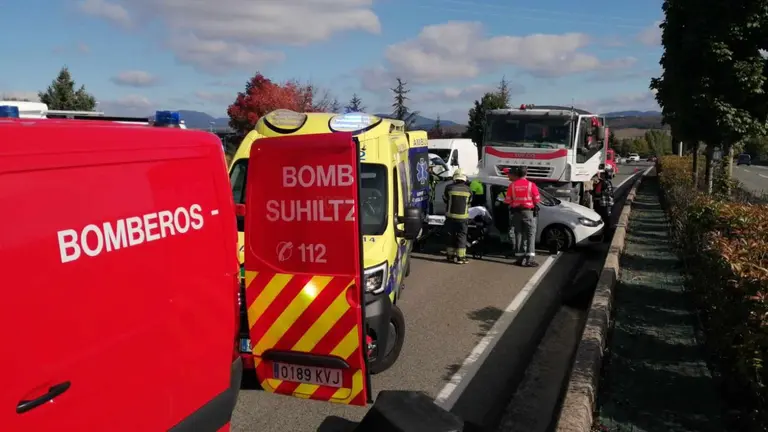 Los bomberos de Navarra atienden un accidente de tráfico. TWITTER