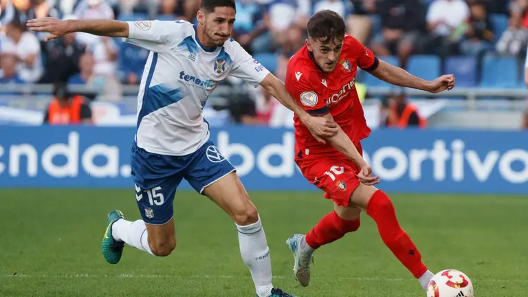 El centrocampista del Osasuna Aimar ante el centrocampista del CD Tenerife Yann Bodiger durante el partido de dieciseisavos de final de la Copa del Rey de fútbol que se disputó este sábado en el estadio Heliodoro Rodríguez López de Santa Cruz de Tenerife. EFE/Ramón de la Rocha