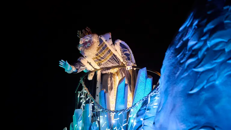 Miles de personas reciben a los Reyes Magos en Pamplona durante la cabalgata de 2025. PABLO LASAOSA