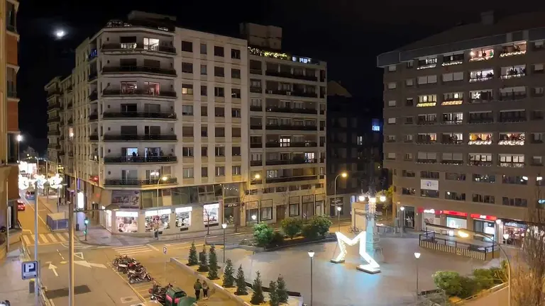 Plaza del Vínculo de Pamplona en Navidad, desde donde cada 5 de enero hacen una cacerolada para llamar a los Reyes Magos.