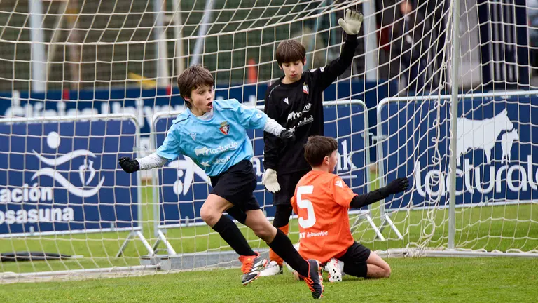 Final del XLII Torneo Interescolar de Osasuna en categor&iacute;a alev&iacute;n mixto disputado en las instalaciones de Tajonar. I&Ntilde;IGO ALZUGARAY
