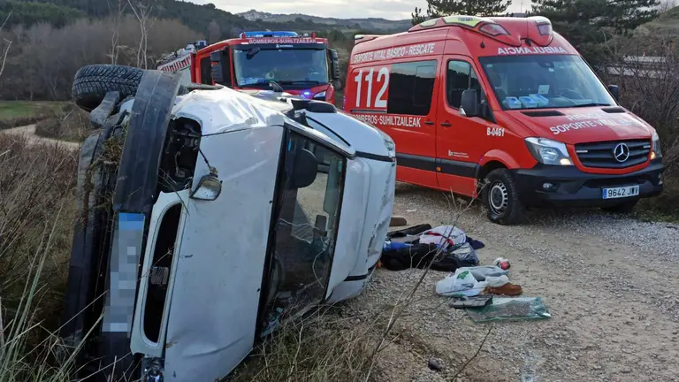 El vehículo quedó volcado en el camino de servicio de la AP-15. BOMBEROS