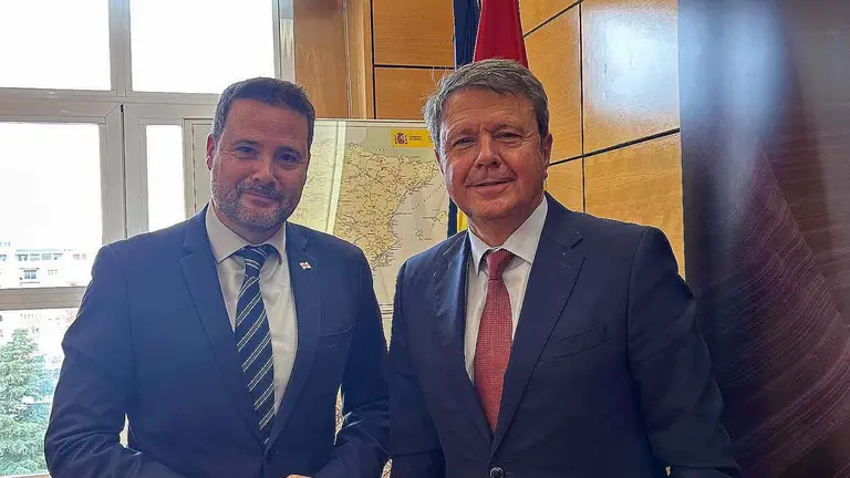 El alcalde de Tudela, Alejandro Toquero, con el secretario de Estado de Transportes y Movilidad Sostenible, José Antonio Santano. AYUNTAMIENTO DE TUDELA