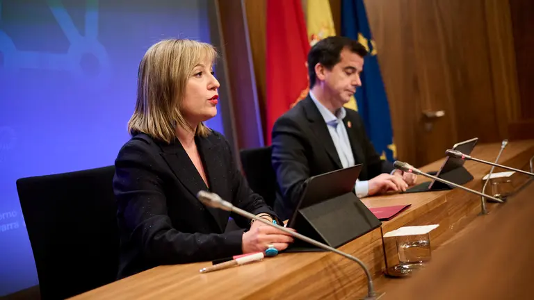 La portavoz del Gobierno, Amparo López y el consejero de Industria Mikel Irujo comparecen después de la Sesión de Gobierno. PABLO LASAOSA