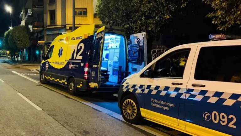 Una patrulla de la Policía Municipal de Pamplona y una ambulancia atienden un suceso en el barrio de la Milagrosa de Pamplona. POLICÍA MUNICIPAL DE PAMPLONA