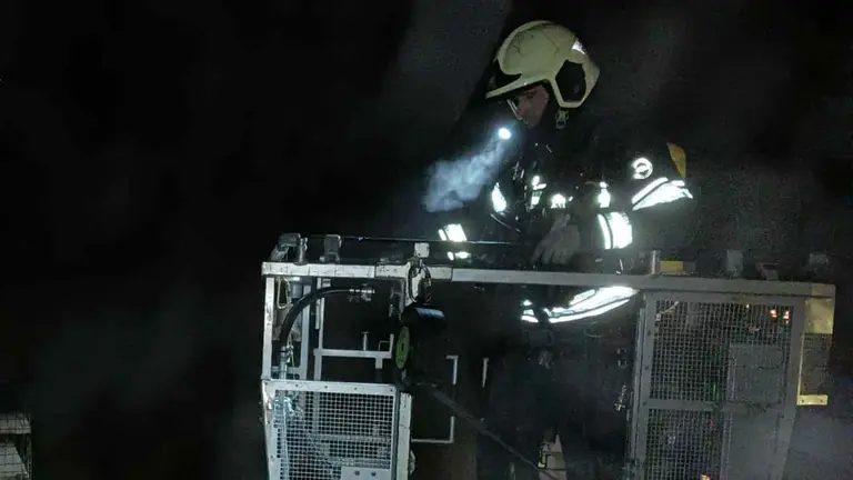 Un bombero sobre la grúa del camión dispuesto a ser izado para extinguir un incendio. BOMBEROS DE NAVARRA