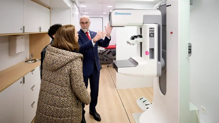 Presentaci&oacute;n de la nueva unidad m&oacute;vil de mamograf&iacute;as para la gesti&oacute;n itinerante del Programa de Detecci&oacute;n Precoz de C&aacute;ncer de Mama en Navarra. PABLO LASAOSA
