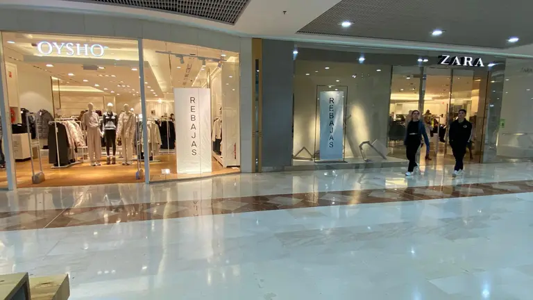 Imagen de las tiendas Zara y Oysho en el centro comercial La Morea de Cordovilla.