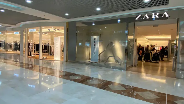 Imagen de las tiendas Zara y Oysho en el centro comercial La Morea de Cordovilla.