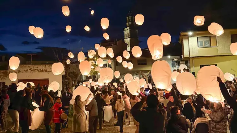 Arguedas ha despedido la Navidad lanzando farolillos con buenos deseos al aire. CEDIDA