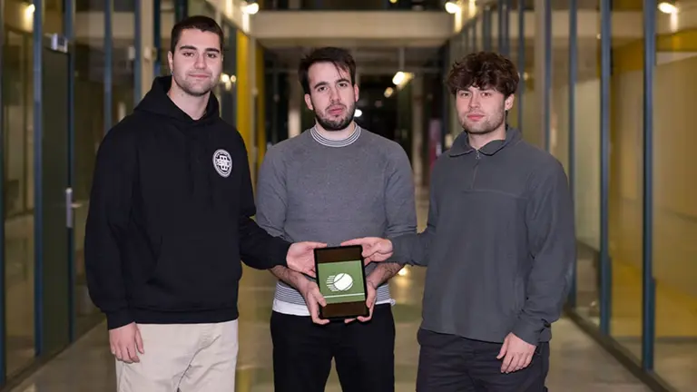 De izq. a dcha.: Pablo Alonso Arag&oacute;n, Alejandro Chapa Laparra y Mikel Fuertes Arozarena, estudiantes de la UPNA. CEDIDA