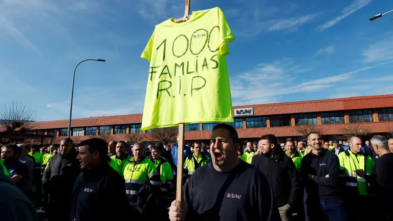 Representantes del comit&eacute; de empresa de la planta de BSH en Esqu&iacute;roz han comentado durante una concentraci&oacute;n celebrada a las puertas de la f&aacute;brica. EFE/ Jes&uacute;s Diges