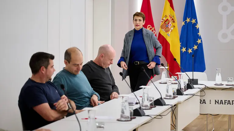 Representantes del Gobierno de Navarra se re&uacute;nen con el comit&eacute; de empresa de BSH para informarle sobre la reuni&oacute;n mantenida en Madrid con el ministro de Industria, Jordi Hereu, y los directivos para Europa de la multinacional. PABLO LASAOSA
