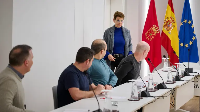 Representantes del Gobierno de Navarra se reúnen con el comité de empresa de BSH para informarle sobre la reunión mantenida en Madrid con el ministro de Industria, Jordi Hereu, y los directivos para Europa de la multinacional. PABLO LASAOSA