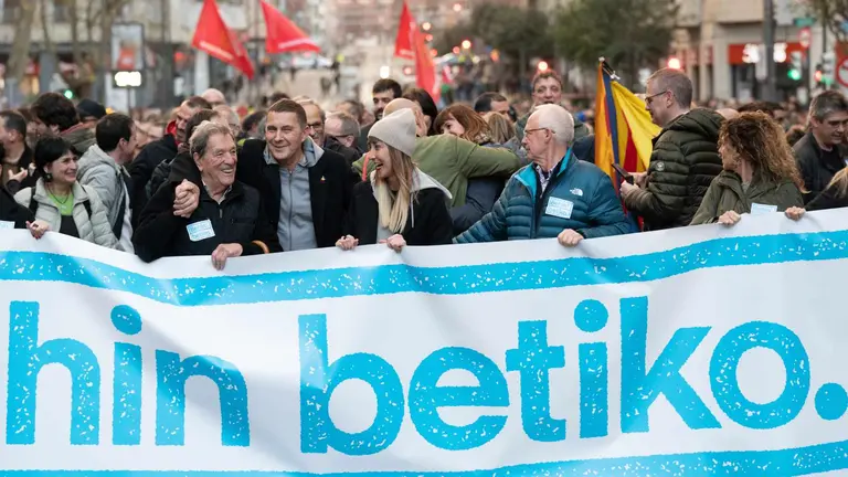 La portavoz de Bildu en el Parlamento de Navarra, Laura Aznal en la cabecera de la manifestaci&oacute;n junto al ex etarra, Arnaldo Otegi y los portavoces de Sare, Bego Atxa y Josea Azkarraga. DAVID 
 DE HARO / EUROPA  PRESS