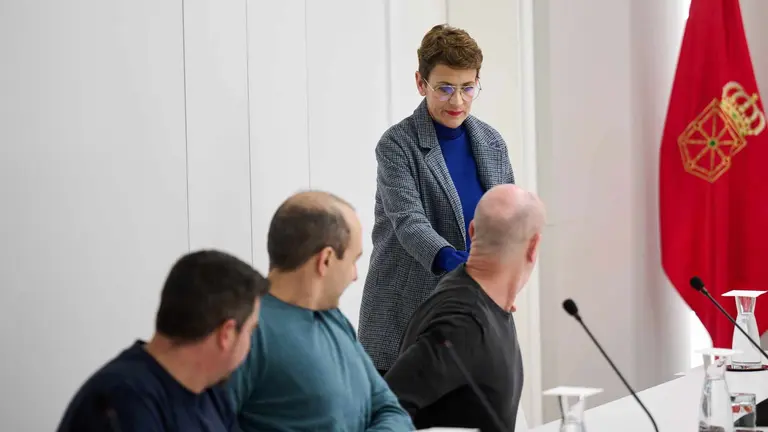 La presidenta Chivite saludando a los representantes del comit&eacute; de empresa de BSH. GOBIERNO DE NAVARRA