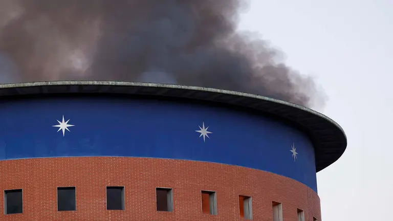 Declarado un incendio este martes en el Planetario de Pamplona, sin daños personales, al estar cerrado y en cuya extinción trabajan efectivos de bomberos. EFE/ Villar Lopez