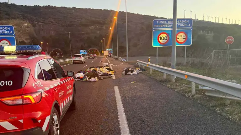 EL accidente ha tenido lugar justo en el acceso a los túneles del Perdón en sentido Logroño. POLICÍA FORAL