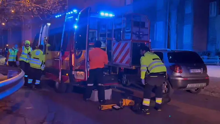 Sanitarios de emergencias atienden al herido en la ambulancia. EMERGENCIAS MADRID