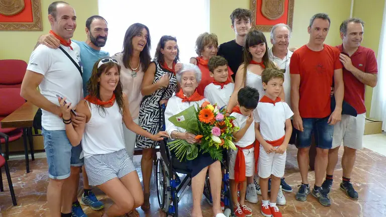 Josefina Echeverría rodeada de su familia  en el homenaje que recibió tras cumplir 100 años. Navarra.com