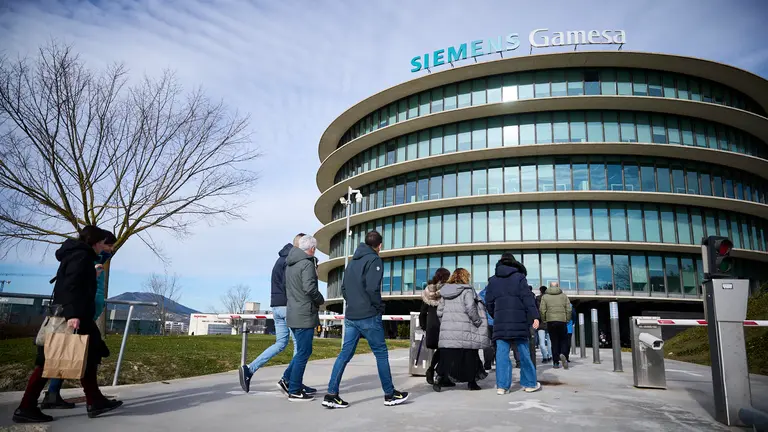 Concentraci&oacute;n convocada por los sindicatos ELA, CCOO y UGT "en contra del ERE que la empresa quiere aplicar para hacer despidos" en Siemens Gamesa. PABLO LASAOSA