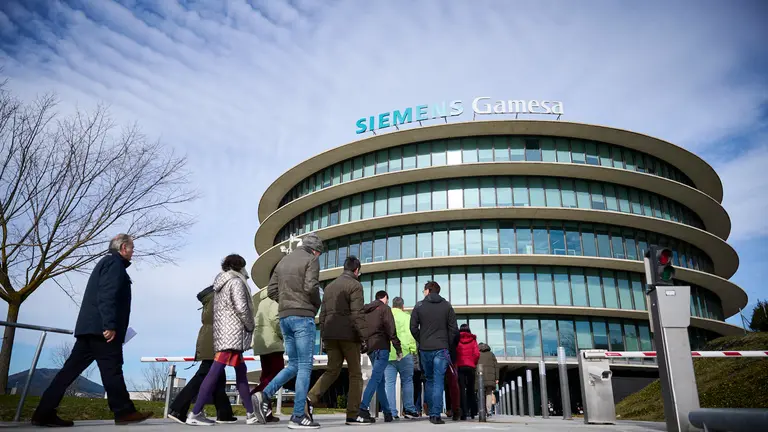 Concentraci&oacute;n convocada por los sindicatos ELA, CCOO y UGT "en contra del ERE que la empresa quiere aplicar para hacer despidos" en Siemens Gamesa. PABLO LASAOSA