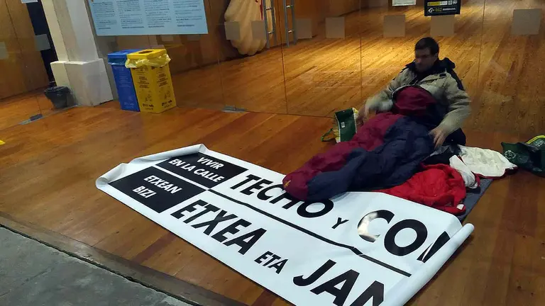 Uno de los ¡okupas' en su saco en el interior del albergue de Jesús y María, en la calle Compañía de Pamplona. CEDIDA