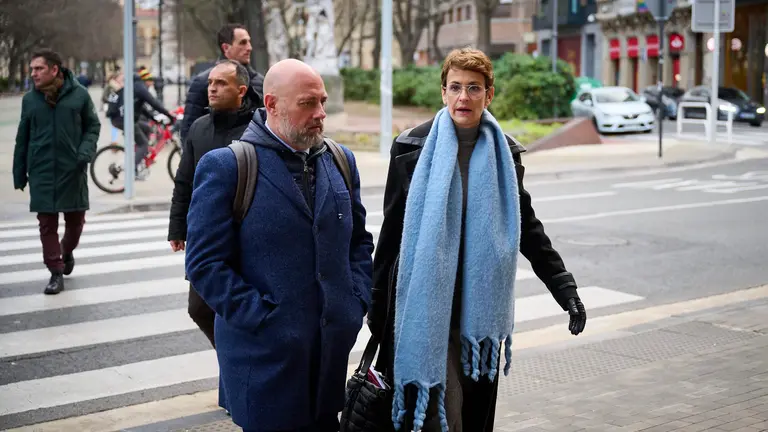 La presidenta del Gobierno, María Chivite junto con el consejero de Economía y Hacienda José Luis Arasti en su llegada al Pleno del Parlamento. PABLO LASAOSA