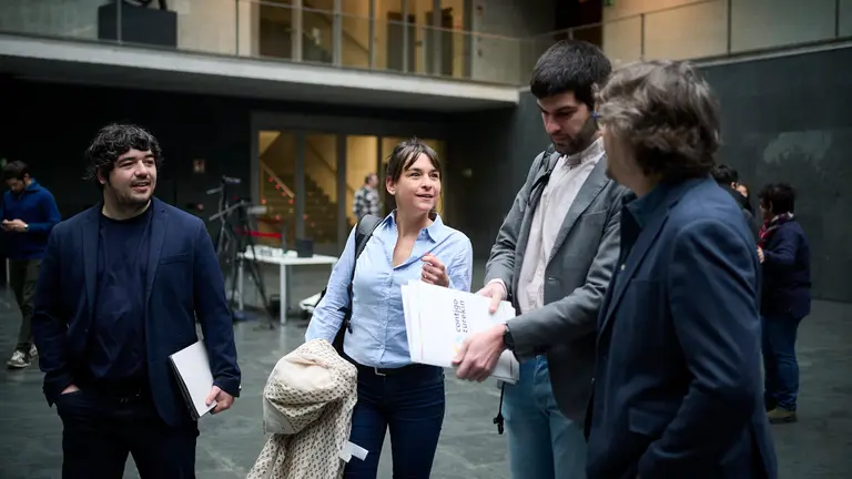 La consejera de Vivienda, Begoña Alfaro junto con los parlamentarios de Contigo Navarra minutos antes del comienzo del Pleno del Parlamento. PABLO LASAOSA
