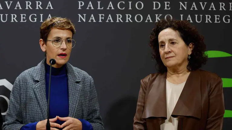 La presidenta del Gobierno de Navarra María Chivite y la Consejera de Derechos Sociales, Economía Social y Empleo Mª Carmen Maeztu en una comparecencia. EFE/ Jesús Diges