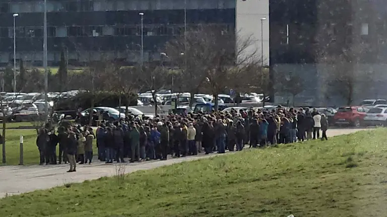 Trabajadores de Siemens Gamesa en el punto de encuentro tras ser evacuados del edificio. CEDIDA