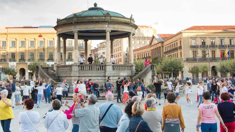Plaza del Castillo durante los bailables de gaita y chistu de las tardes de verano. AYUNTAMIENTO DE PAMPLONA