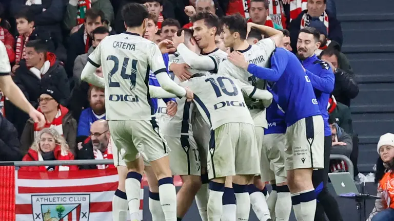 Los jugadores de Osasuna celebran su tercer gol, durante el partido de octavos de final de la Copa del Rey de fútbol entre Athletic y Osasuna que se disputa este jueves en San Mamés. EFE/ Miguel Tona