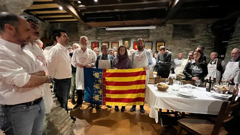 La Sociedad Gastronómica Napardi organizó una cena solidaria en beneficio de los damnificados por la DANA en Valencia.