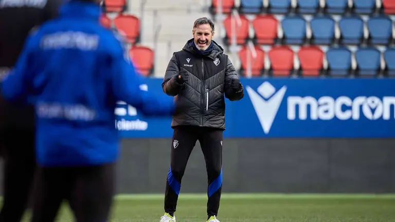 El entrenador Vicente Moreno dando instrucciones en un entrenamiento. CA Osasuna..