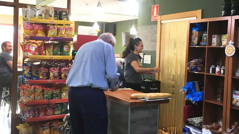 Un cliente comprando el pan en una tienda de un pueblo de Navarra. Foto Teder