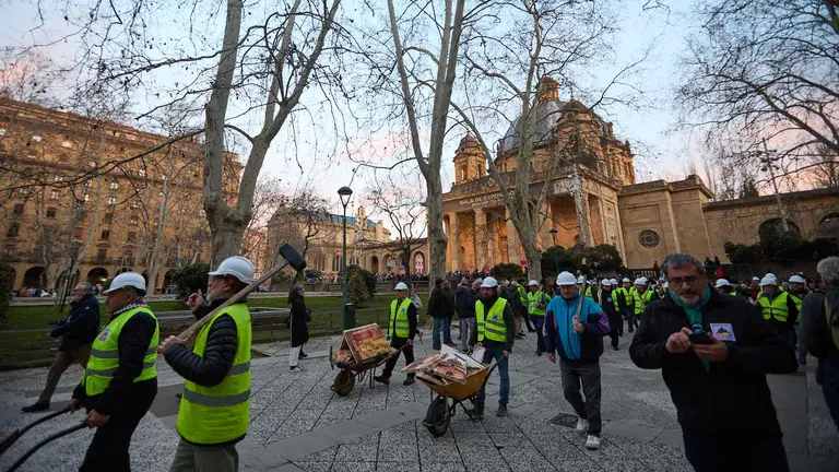 Manifestaci&oacute;n convocada por asociaciones memorialista para exigir el derribo del Monumento a los Ca&iacute;dos de Pamplona. I&Ntilde;IGO ALZUGARAY