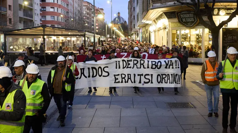 Manifestación convocada por asociaciones memorialista para exigir el derribo del Monumento a los Caídos de Pamplona. IÑIGO ALZUGARAY