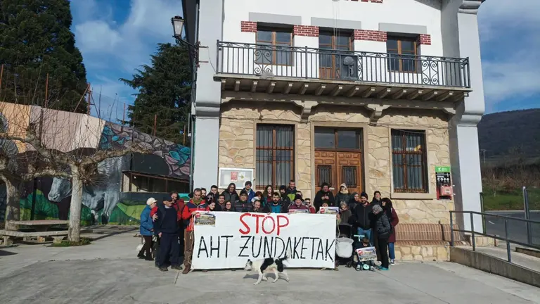 Asistentes a la asamblea en Izurdiaga contra los sondeos del TAV. CEDIDA