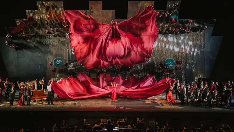 Un momento de 'La traviata de los espejos'. BALUARTE